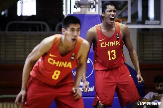 中国男篮：中国男篮潜力新星！混血小将天赋出众，父亲曾经在NBA打球