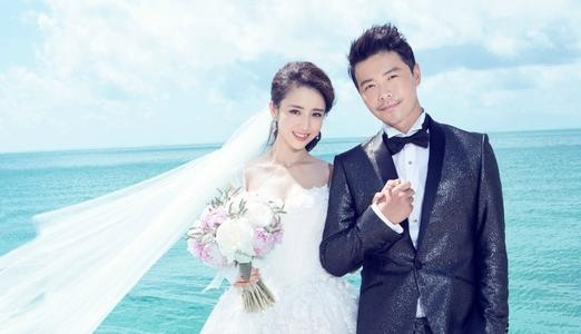 佟丽娅：36岁佟丽娅幕后素颜照曝光，与妆后判若两人，忙拿粉饼遮黑眼圈！