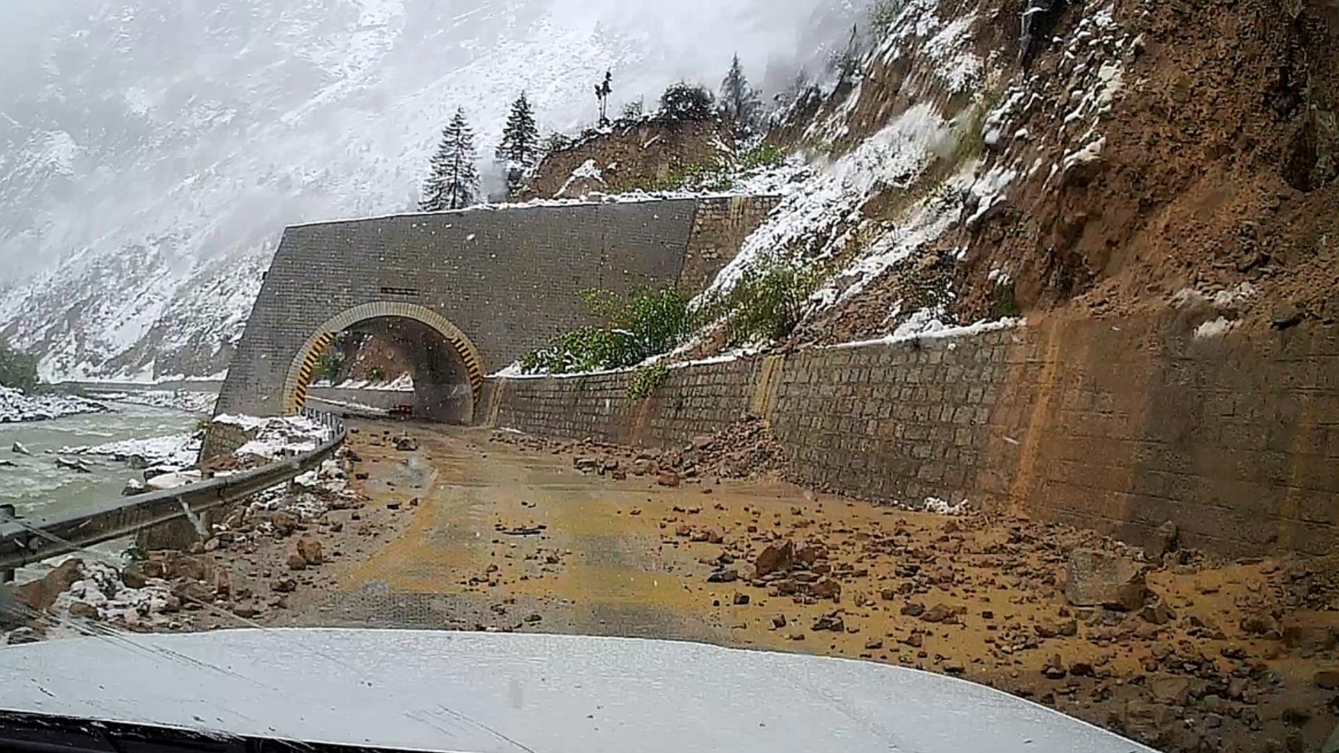 塌方|川藏318最容易断路的地段，一路塌方落石不断，带你体验惊魂自驾