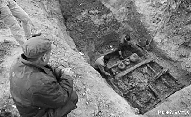 [定陵]考古人员挖掘十三陵时，工地上来了一位古怪的老者，而后发生一系列离奇事件