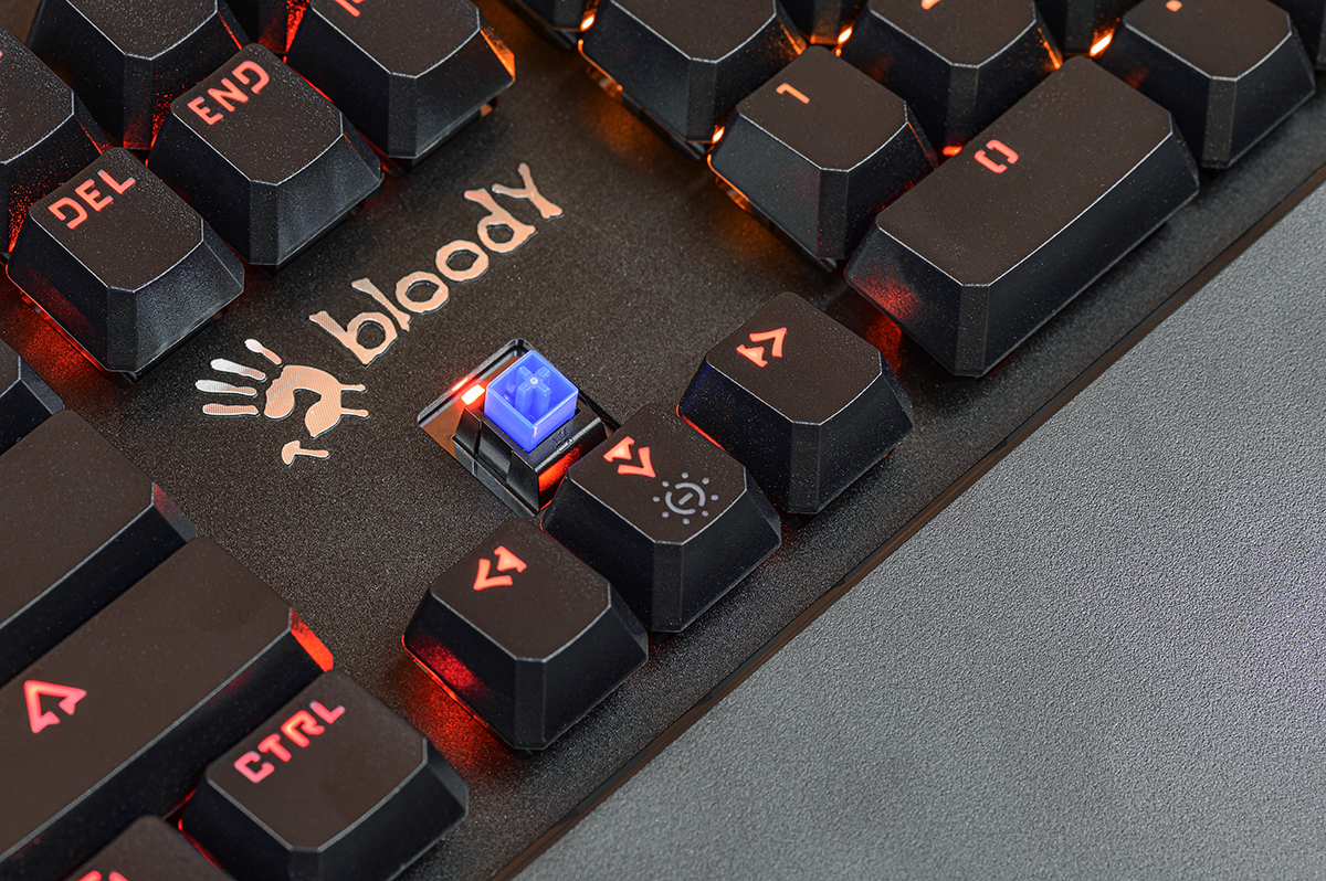 |更高效更准确，释放拇指的灵活性，血手幽灵B885M机械键盘