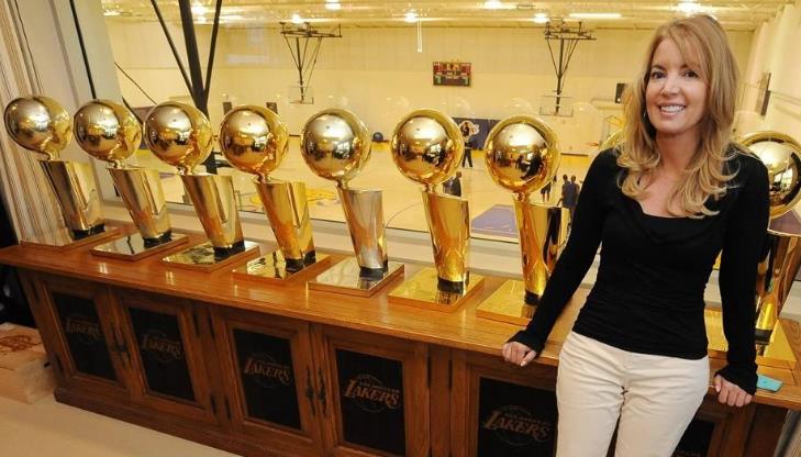 『湖人队』又一强援加盟湖人！老板珍妮公开示好，湖人总冠军稳了？