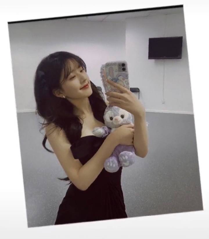 立志做平民窟的艺术家 赵露思身穿豹纹大衣带上口罩被网友认成虞书欣