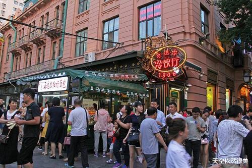 天空依然很美 熙熙攘攘还没到场