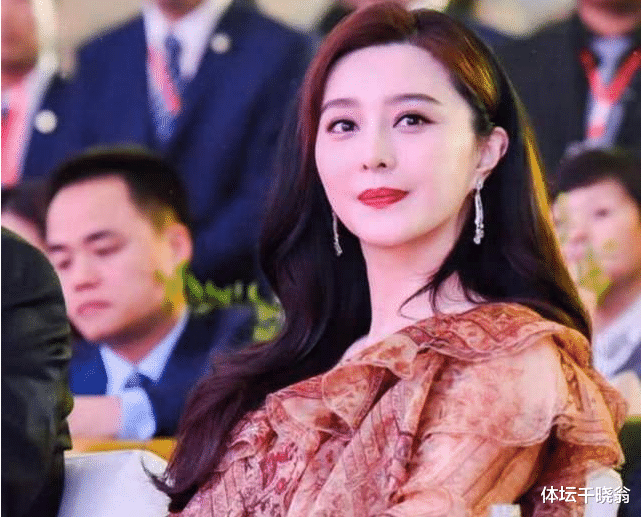 范冰冰：范冰冰15岁上学照片被疯传，网友直呼：整没整容一目了然