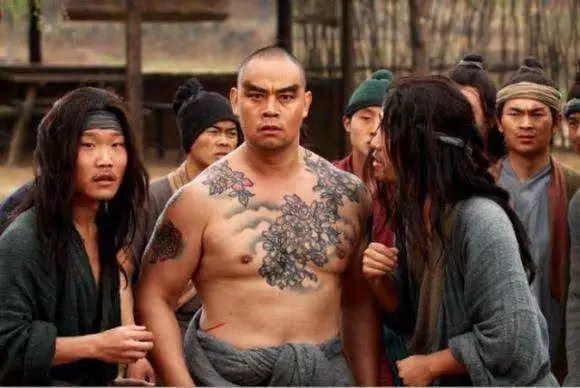 吴京|这都是什么神仙操作？吴京对瓶吹，喝的两眼泪才发现没有拔瓶塞