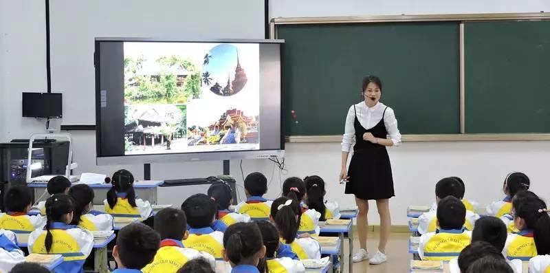 []老教师不喜欢用多媒体教学，新教师却情有独钟，这是为何？