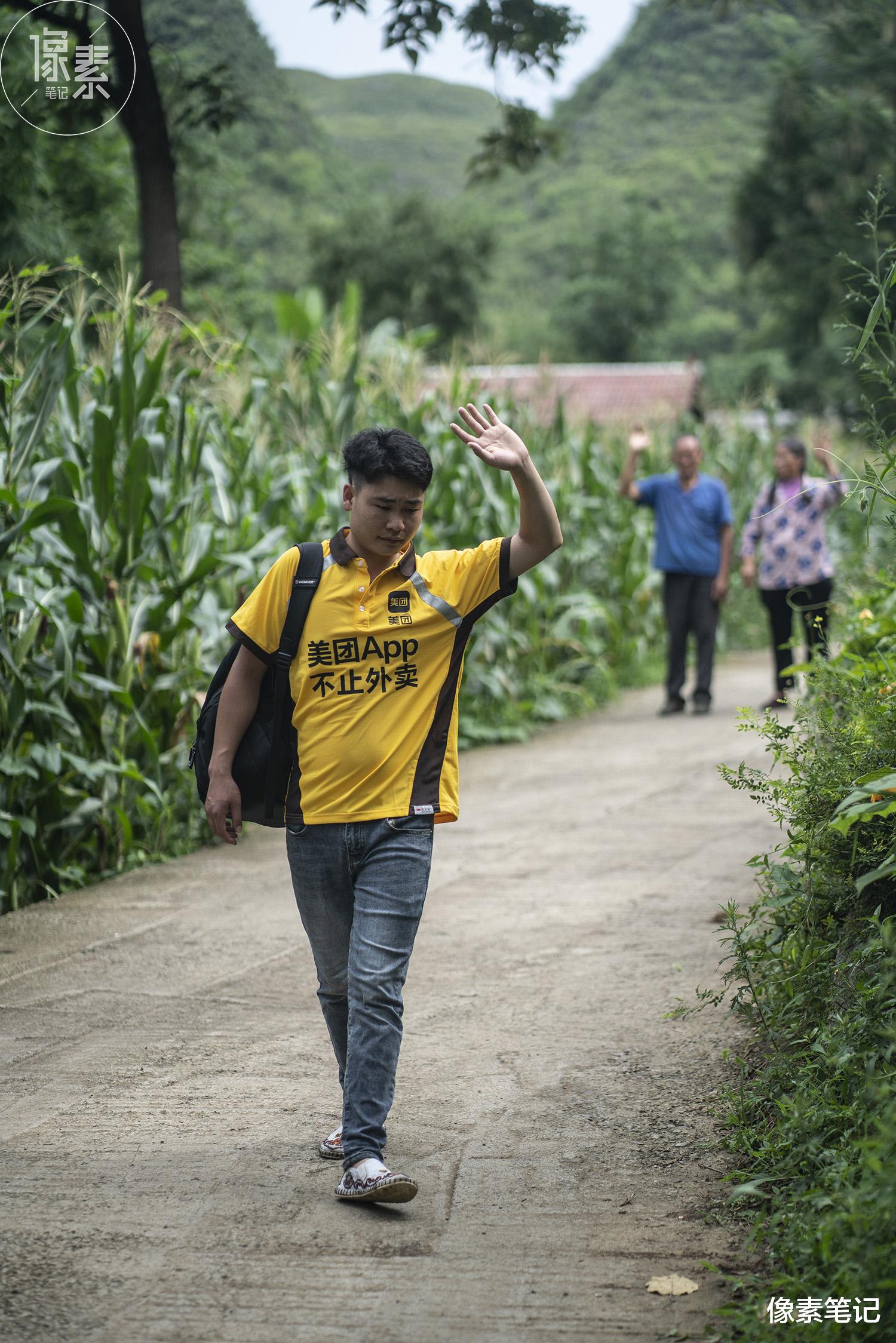 像素笔记|马背上的外卖小哥，几乎每天跑单到半夜两点，养活一家6口人