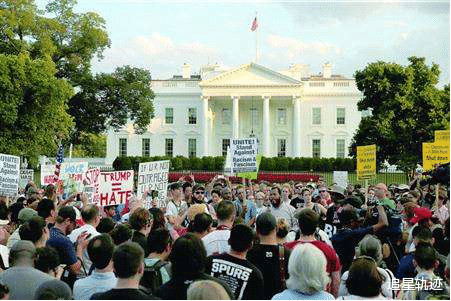 抗議者怒火已燃至白宮！抗議標語寫道：特朗普害死瞭18萬美國人-圖2