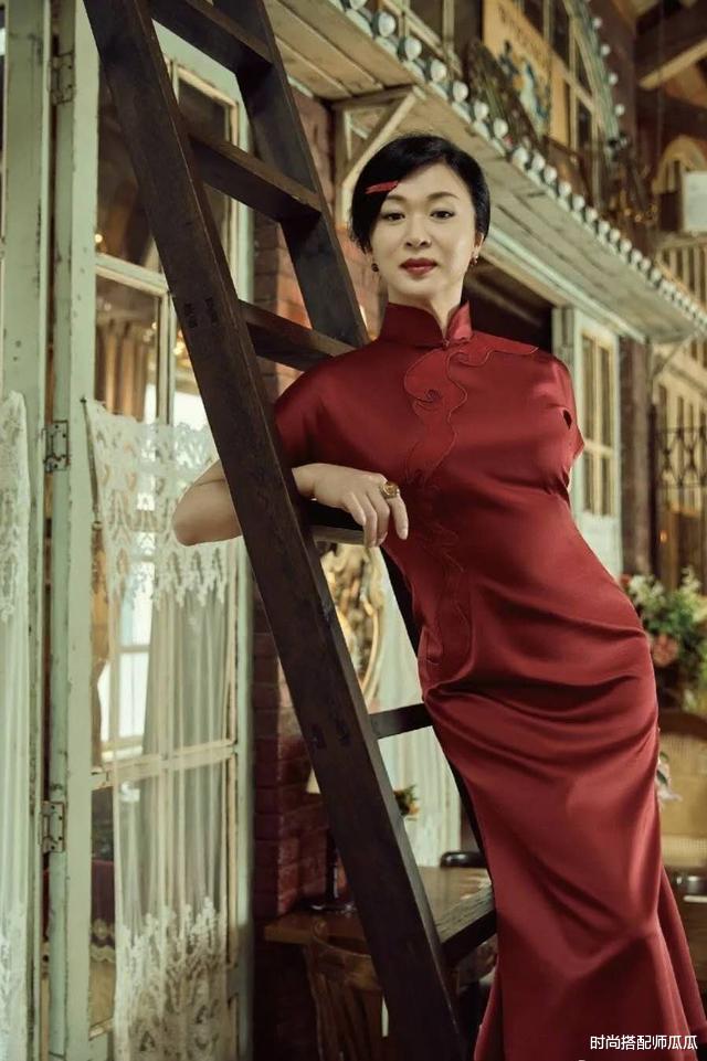 「旗袍」金星换新发型年轻20岁，穿旗袍裙宛如民国名媛，网友骨子里的优雅