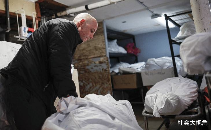 「美国」美国疫情彻底失控！遗体堆积如山，医护人员心态崩了竟开枪自杀！