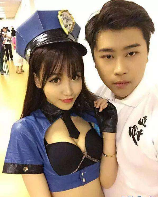 赵梦玥@卢本伟女友“戏水照”流出,被三个壮汉熊抱,卢本伟心真大!