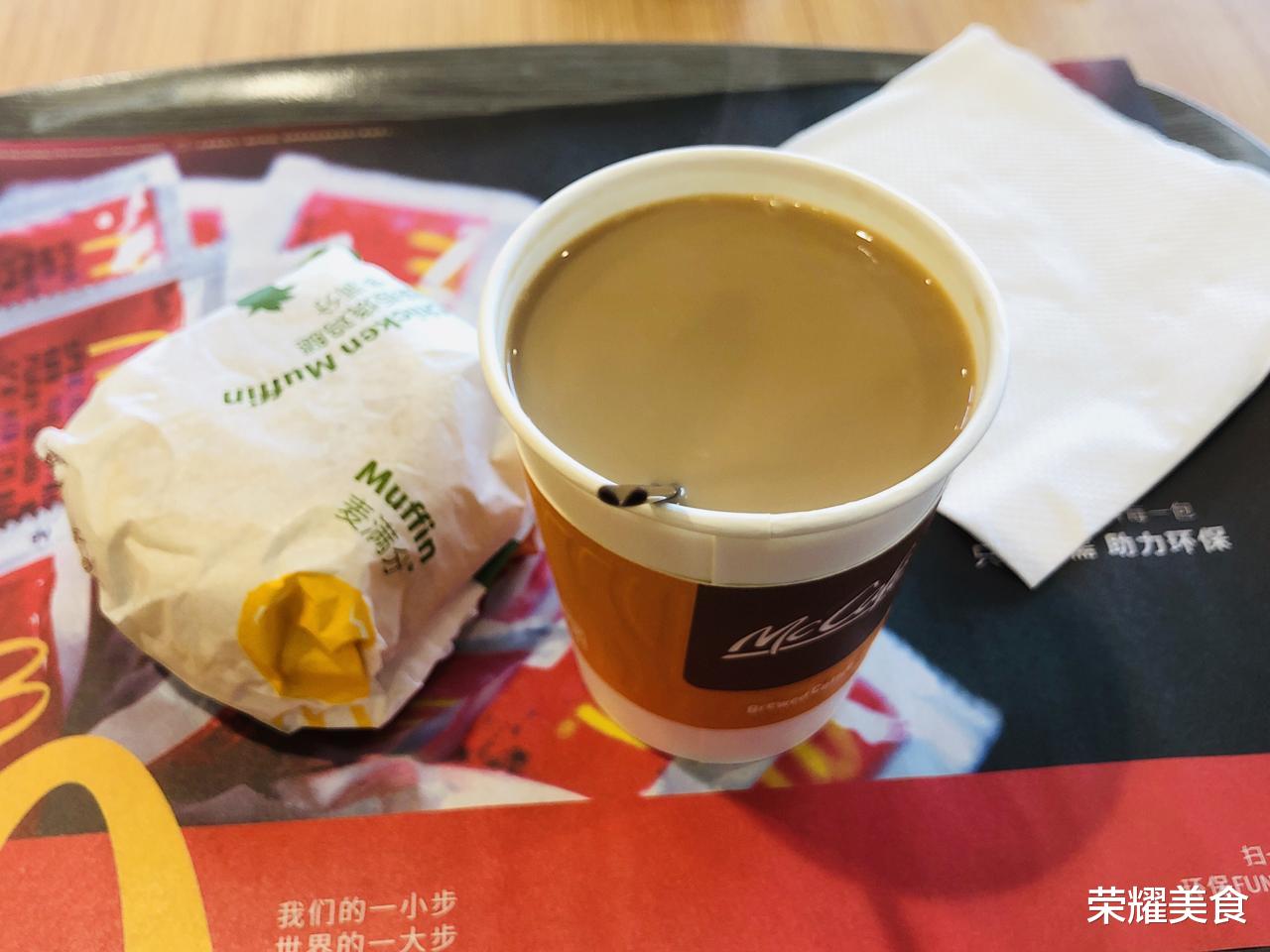 咖啡|喝咖啡，杯子里的管子到底是吸管还是搅拌棒？不懂就尴尬了