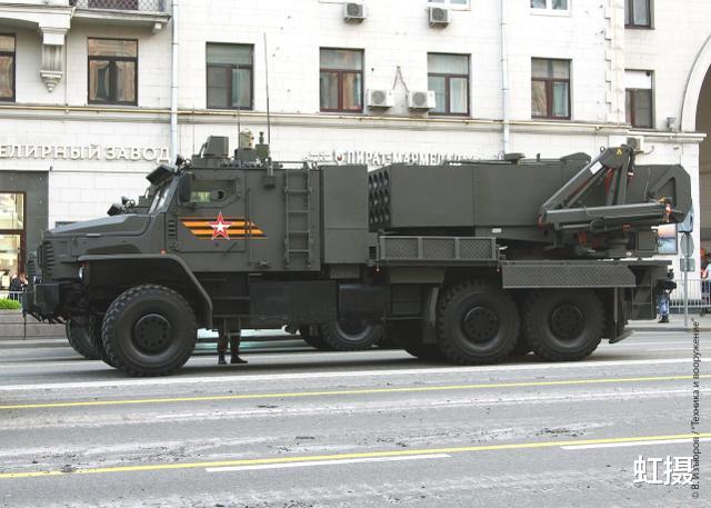 [浙江省]俄军阅兵出丑！坦克开过，刮坏莫斯科街道，都是履带不挂胶惹得祸