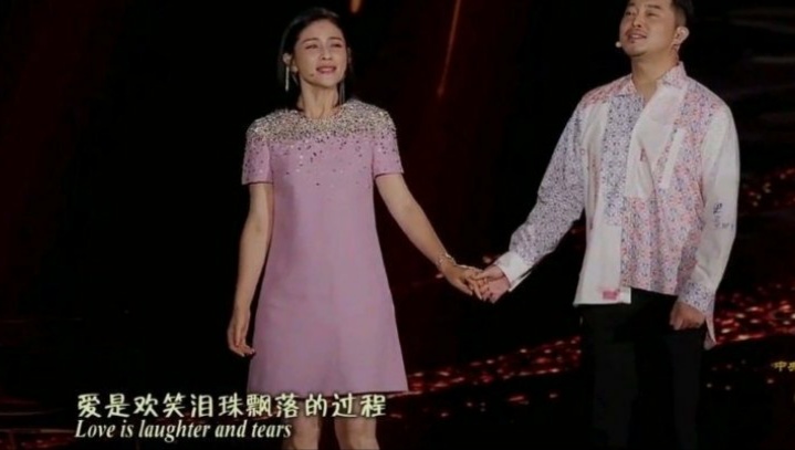 沙溢|沙溢是不是系错扣子了？与胡可献唱中秋晚会，全程被衣服抢镜，看不懂时尚了