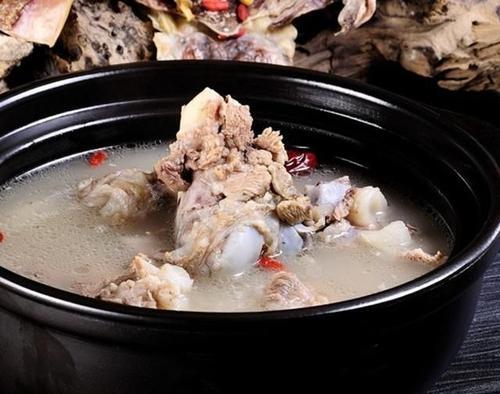 「苹果」不论炖什么骨头汤,直接加水是大忌,多加这1步,汤汁更香更浓白