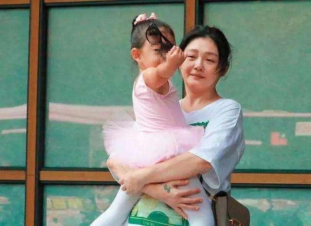 短发|大S也难逃发福，胖回来全身都是大妈味，还剪了这种显老的短发