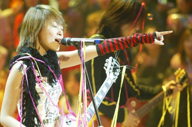 那英|当年跟那英争歌坛一姐，后来消失十年，没想到已经离开了人世