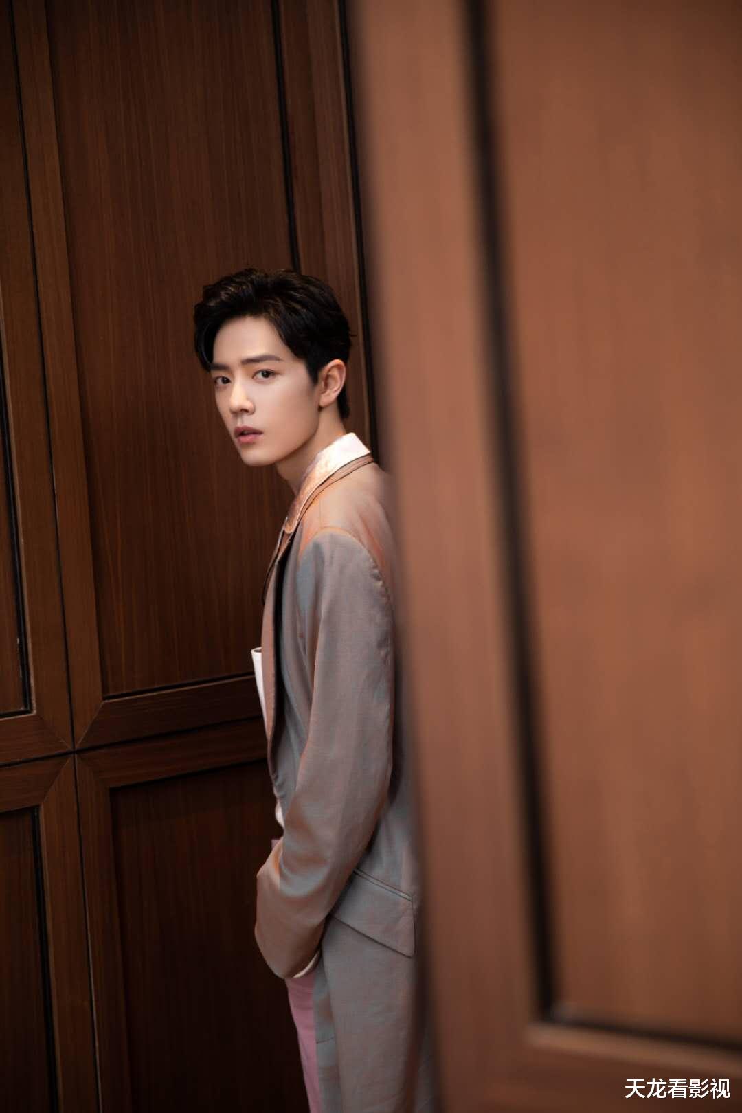 黄景瑜|被嫌弃？曝肖战将手搭在黄景瑜身上，但被黄景瑜一把推开