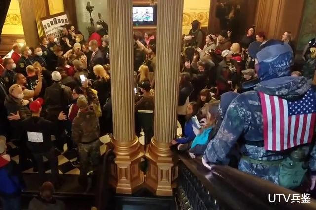 #特朗普#美国民众冲进议会大厦，反对封锁措施，议员被吓得穿上了防弹衣