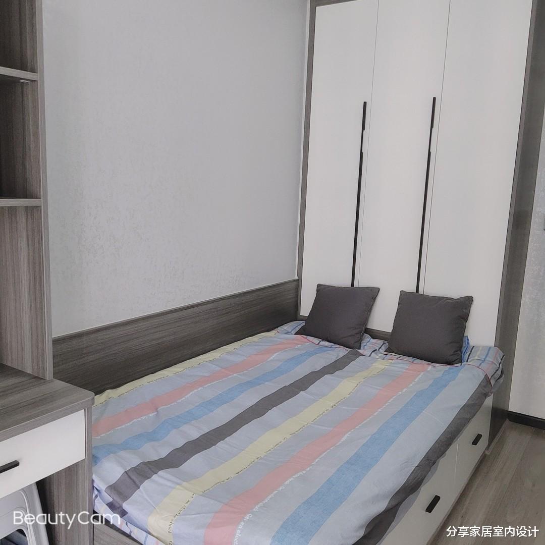 |她家花了十个月终于完工，简约又漂亮，客厅无主灯的设计很喜欢！