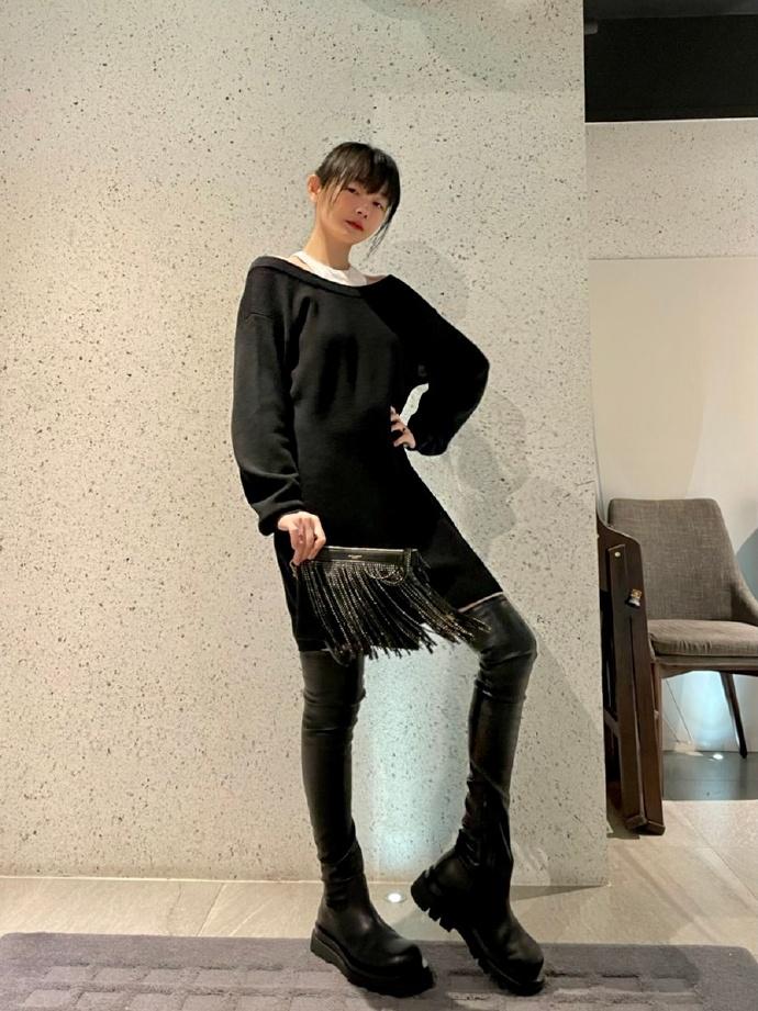 赵丽颖|大S新造型一改往日风格，黑色风衣配短发，变身帅气女神