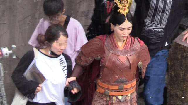 #张艺谋#唐嫣宣布将正式复工,透露为何消失那么久,“龙凤胎”成最大焦点