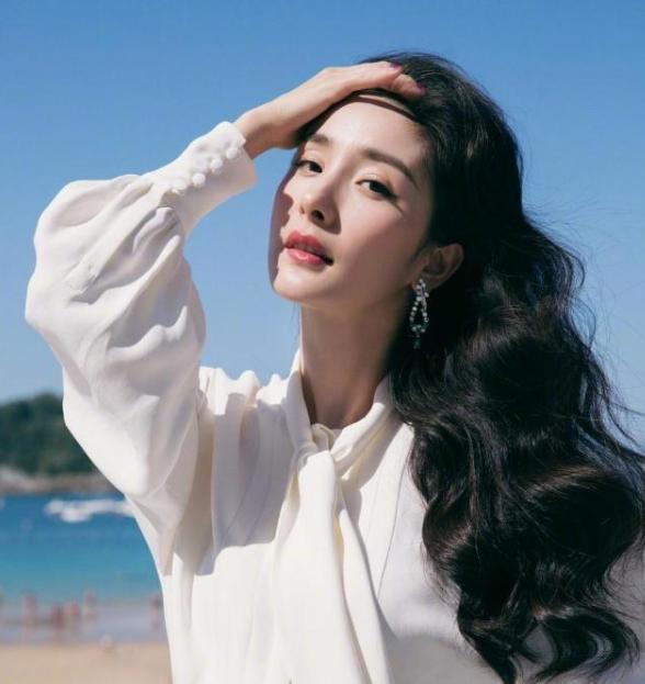 杨幂|脾气大？曝杨幂片场将男演员吐槽到无奈，姿态高昂表情还不屑