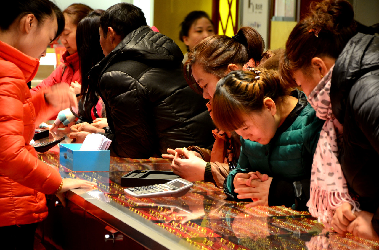 黄金价格|大妈终于“解套”了！600元1克的黄金，到底该买还是该卖？