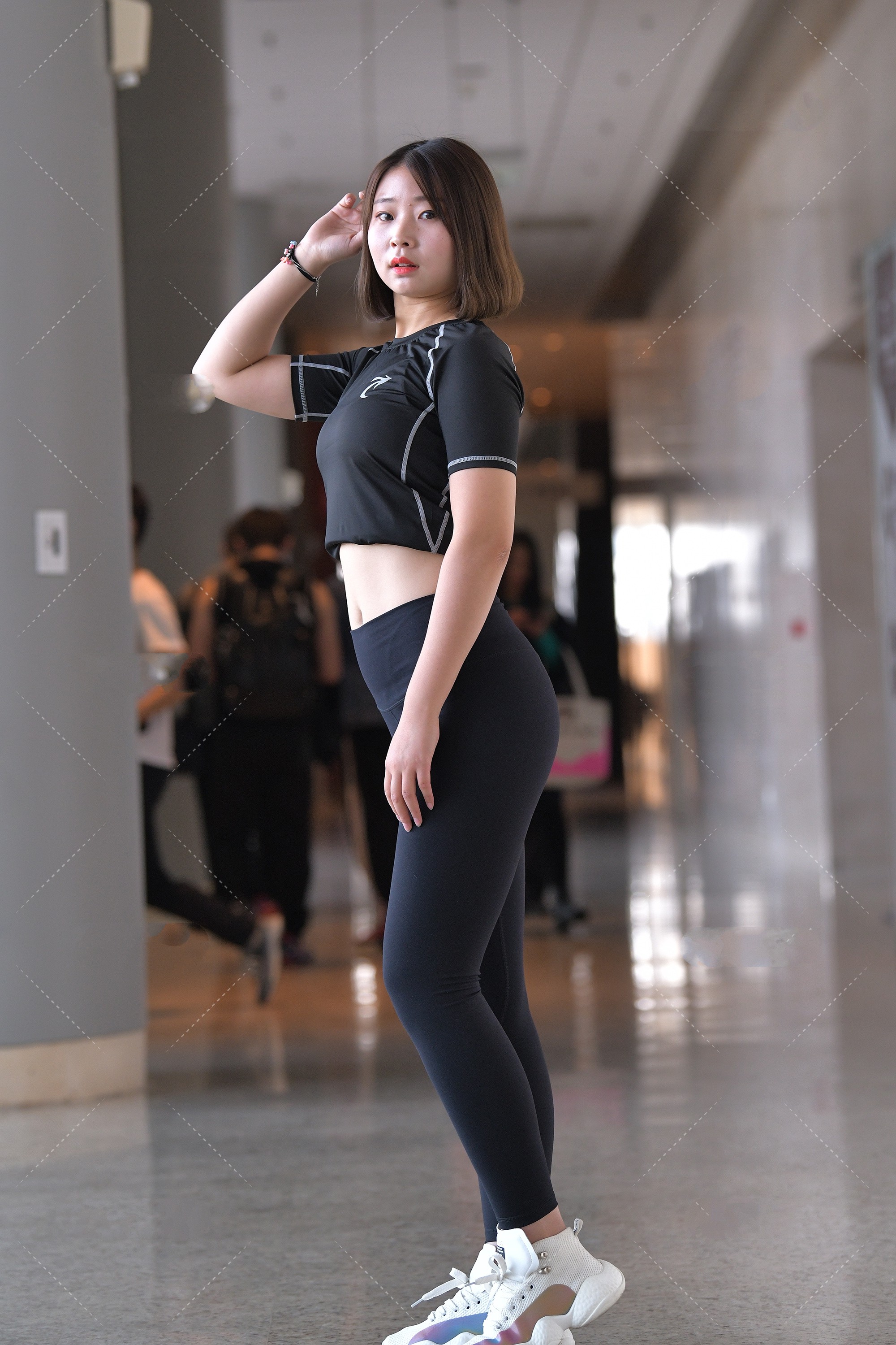 短发|运动短袖搭配黑色健美裤，青春有活力，减龄又时尚