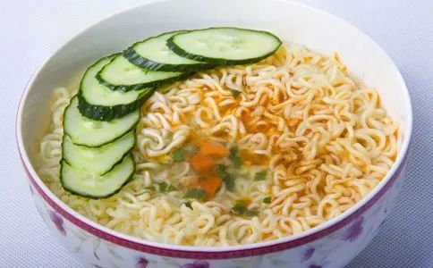 『泡面』煮泡面“最忌”先放面饼，做出来又油又难以下咽，原来顺序搞错了