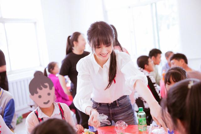 穿衣搭配|郑爽梳刘海配马尾辫，穿“学生”打扮出镜，清纯十足美回“楚雨荨”