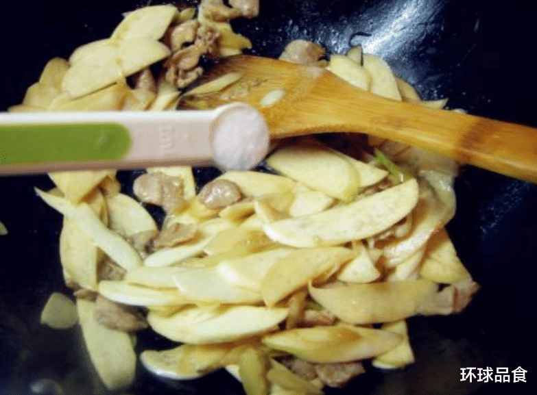 茭白|入秋后,遇见此菜多买点,每天炒一盘,补钙质,美味又下饭