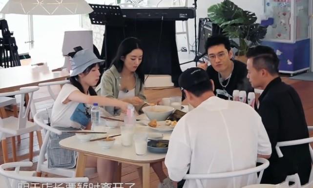 黄梅戏|赵丽颖李浩菲坐一块吃饭，两人坐姿成鲜明对比，妇女和少女的区别