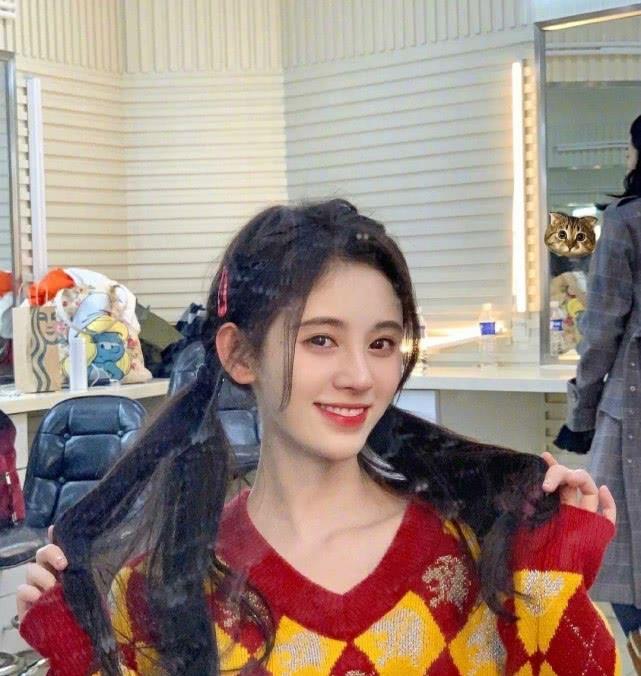 『穿衣搭配』超减龄的双马尾造型，哪个女星扎起来最可爱？看到鞠婧祎就爱了