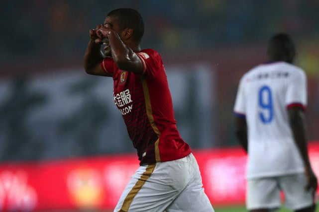 [金球奖]凌晨0点，国足再获利好！30岁金靴级归化射手启程回国，将转3次飞机