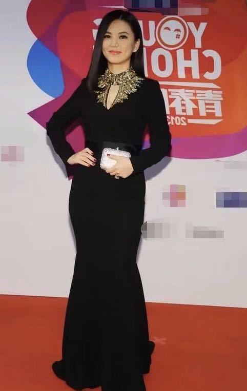 「李湘」44岁李湘越来越不羁，好身材穿无痕裙，露出“三角形”有一套