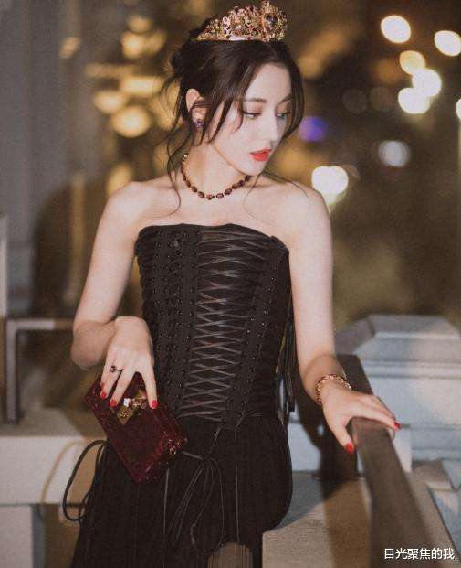 [迪丽热巴]有一种精致叫热巴涂美甲，手上必须与脚上同色，看清款式，愣住了