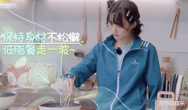 黄圣依|郑爽减肥一顿14根面条都嫌多，再看黄圣依吃的啥，网友炸锅了