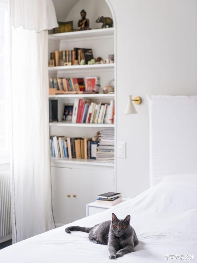 ##145平房客厅墙面一分为二，一半做电视墙，一半做书房，省了20㎡