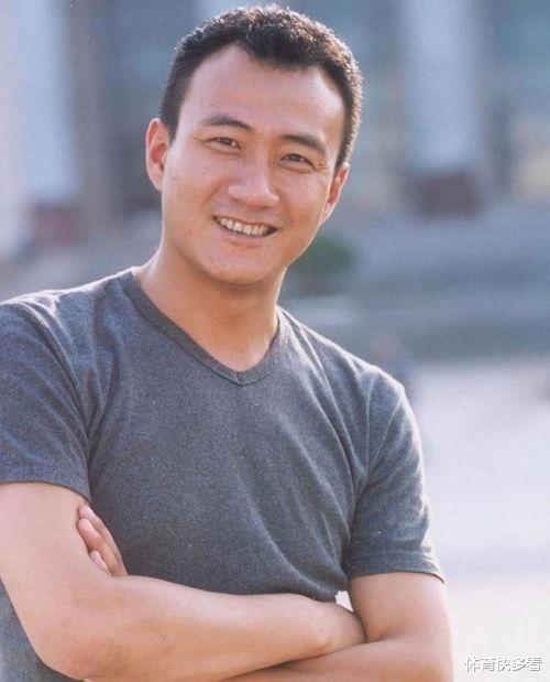 胡军|52岁胡军与妻子生活照曝光，两人是初恋，女儿已长成大美人