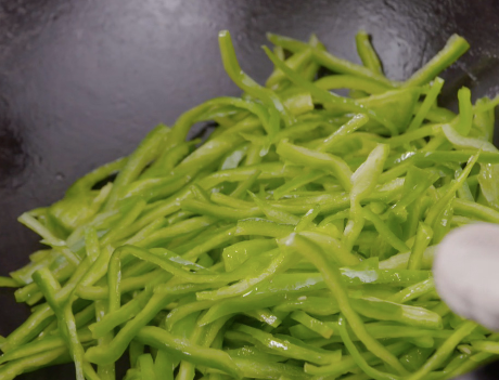 「辣椒炒肉」辣椒炒肉，先炒辣椒还是先炒肉？掌握正确方法，香辣鲜嫩还不腥