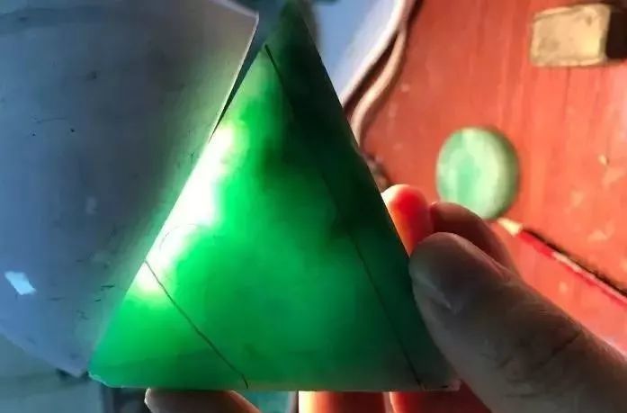 小叶紫檀@土豪表哥200公斤原石取车珠子，百万翡翠被钻成马蜂窝，豪气！