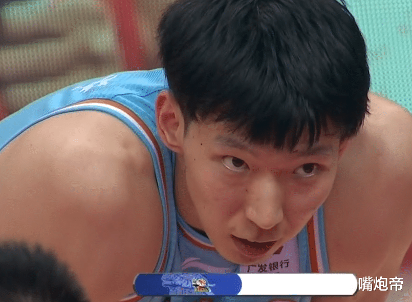 [周琦]周琦遭2米22国产神塔打爆，不进内线太软，王仕鹏微微一笑真不留情