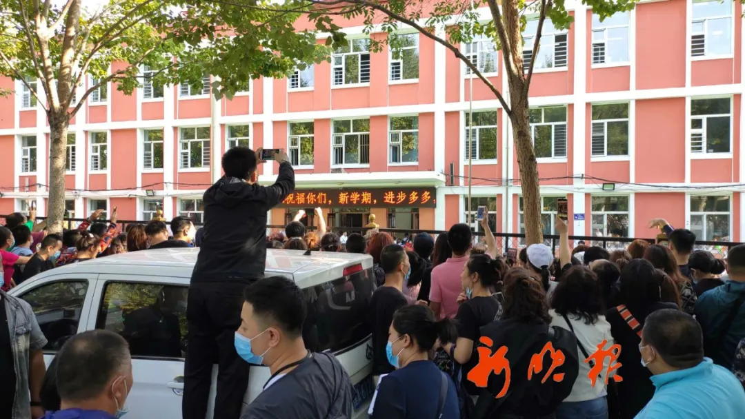 |场面一度失控！“神兽”归笼，爹上树了