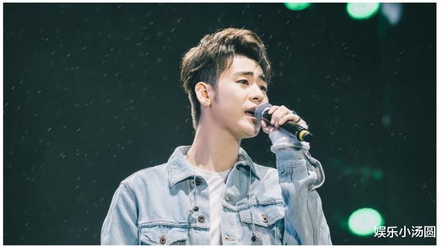 张云雷|张云雷参加音乐节，终于实现他的歌手梦，谁注意到他的走路姿势？