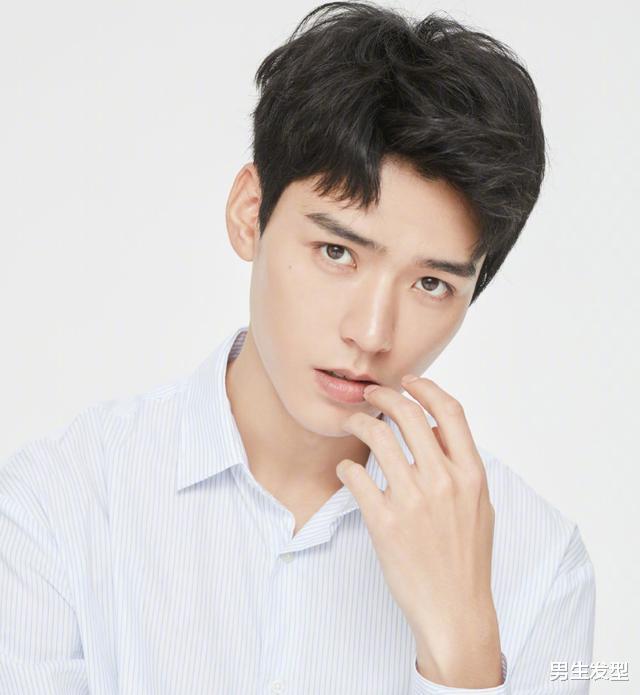 『发型』天热发型不要只会“剃光”，男士留这些时尚造型，看着就很帅气