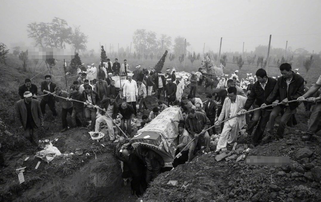 电影|清代女子难产昏厥,被误认已死入棺下葬,百年后棺中景象凄惨