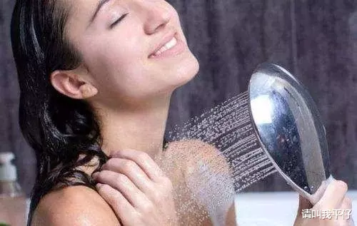 「」为了自己身体好，洗澡时尽量别做这三件事，再喜欢也忍忍吧！