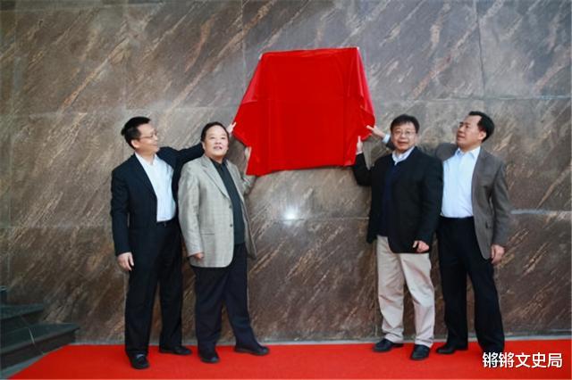 锵锵文史局|小伙投资9万赚490亿身家，产品畅销30年，多亏女性消费者